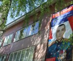 Баннер с портретом участника СВО Романа Коха размещен на здании школы, где он учился